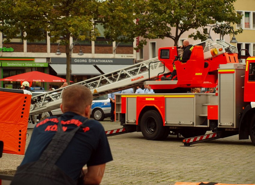 2 Denkmalkletterer hielten Feuerwehr und Polizei in Trapp Koeln Heumarkt P063.JPG